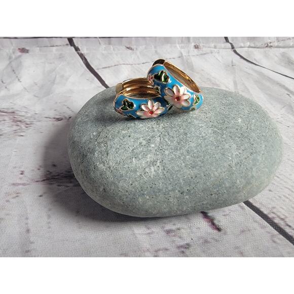 Vintage Brass Gold Tone Floral Flowers Cloisonne Hoop Earrings Blue Pink - Picture 2 of 7